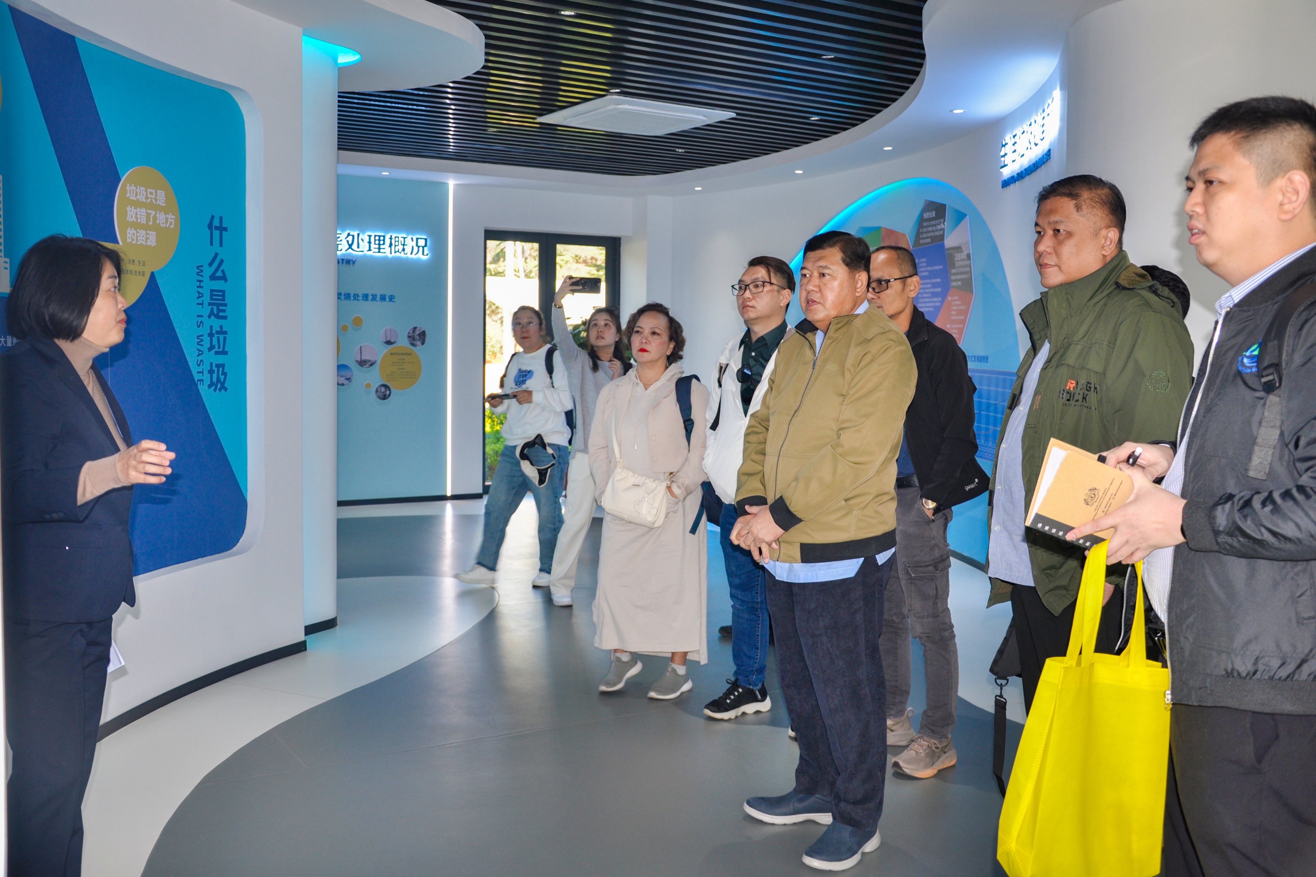 馬來(lái)西亞古晉南市代表團(tuán)到昆明三峰公司參觀(guān)考察